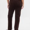 Schmale, gerade Cordjeans im Stil der 90er mit hohem Bund