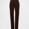 Schmale, gerade Cordjeans im Stil der 90er mit hohem Bund