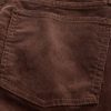 Schmale, gerade Cordjeans im Stil der 90er mit hohem Bund