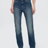 Schmale, gerade Jeans im 90er-Stil mit hohem Bund und Gürtel