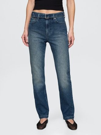 Schmale, gerade Jeans im 90er-Stil mit hohem Bund und Gürtel
