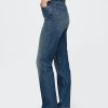 Schmale, gerade Jeans im 90er-Stil mit hohem Bund und Gürtel