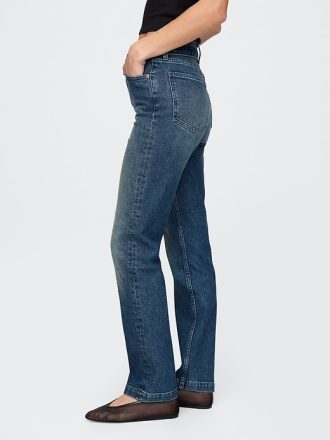 Schmale, gerade Jeans im 90er-Stil mit hohem Bund und Gürtel