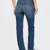 Schmale, gerade Jeans im 90er-Stil mit hohem Bund und Gürtel