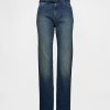 Schmale, gerade Jeans im 90er-Stil mit hohem Bund und Gürtel