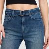Schmale, gerade Jeans im 90er-Stil mit hohem Bund und Gürtel
