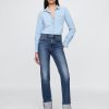 Schmale, gerade Jeans im 90er-Stil mit hohem Bund und Umschlag