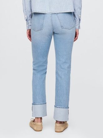 Schmale, gerade Jeans im 90er-Stil mit hohem Bund und Umschlag