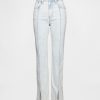 Schmale, gerade Jeans im Stil der 90er mit hohem Bund Schmale, gerade Jeans im Stil der 90er mit hohem Bund
