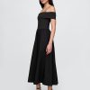 Schulterfreies Midikleid aus Mischgewebe Schulterfreies Midikleid aus Mischgewebe