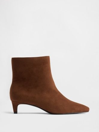Spitz zulaufende Stiefel mit Kitten Heel