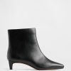 Spitz zulaufende Stiefel mit Kitten Heel