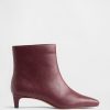 Spitz zulaufende Stiefel mit Kitten Heel