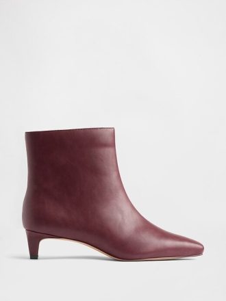 Spitz zulaufende Stiefel mit Kitten Heel