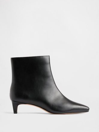 Spitz zulaufende Stiefel mit Kitten Heel
