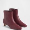 Spitz zulaufende Stiefel mit Kitten Heel