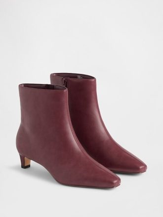 Spitz zulaufende Stiefel mit Kitten Heel