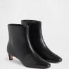 Spitz zulaufende Stiefel mit Kitten Heel