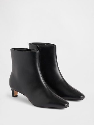 Spitz zulaufende Stiefel mit Kitten Heel