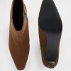 Spitz zulaufende Stiefel mit Kitten Heel