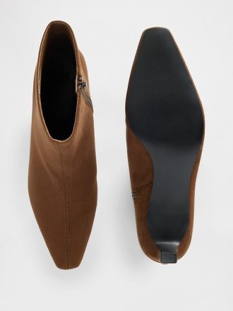 Spitz zulaufende Stiefel mit Kitten Heel
