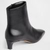 Spitz zulaufende Stiefel mit Kitten Heel