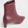 Spitz zulaufende Stiefel mit Kitten Heel