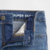 Superenge Jeans mit mittelhohem Bund für Kinder Superenge Jeans mit mittelhohem Bund für Kinder