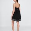 Swing-Kleid aus Baumwollgaze mit Stickerei Swing-Kleid aus Baumwollgaze mit Stickerei