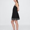 Swing-Kleid aus Baumwollgaze mit Stickerei Swing-Kleid aus Baumwollgaze mit Stickerei