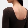T-Shirt aus Jersey mit U-Boot-Ausschnitt und offenem Rücken T-Shirt aus Jersey mit U-Boot-Ausschnitt und offenem Rücken