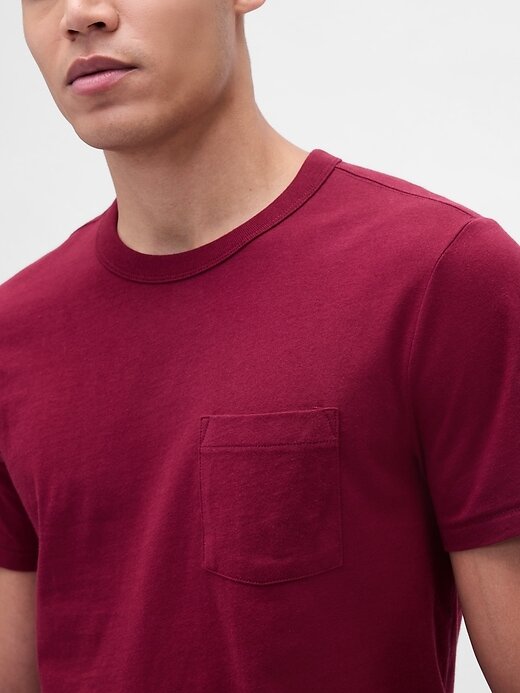 T-Shirt mit Tasche aus Bio-Baumwolle T-Shirt mit Tasche aus Bio-Baumwolle