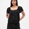 Top mit eckigem Ausschnitt und Spitzenbesatz Top mit eckigem Ausschnitt und Spitzenbesatz