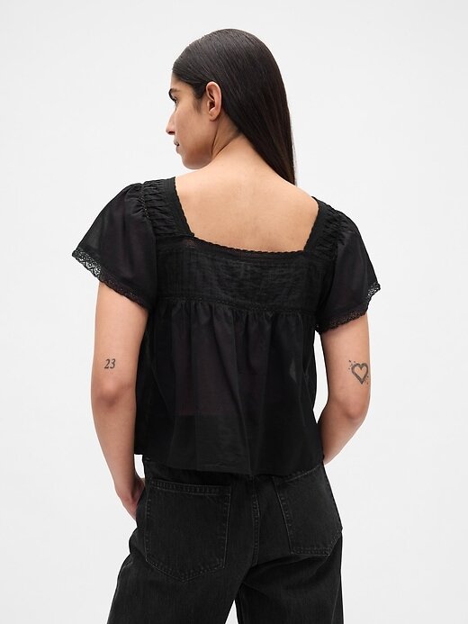 Top mit eckigem Ausschnitt und Spitzenbesatz Top mit eckigem Ausschnitt und Spitzenbesatz