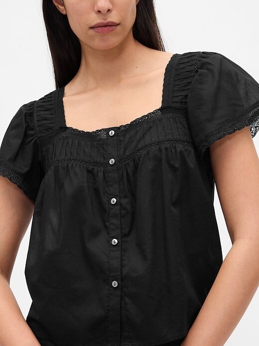 Top mit eckigem Ausschnitt und Spitzenbesatz Top mit eckigem Ausschnitt und Spitzenbesatz