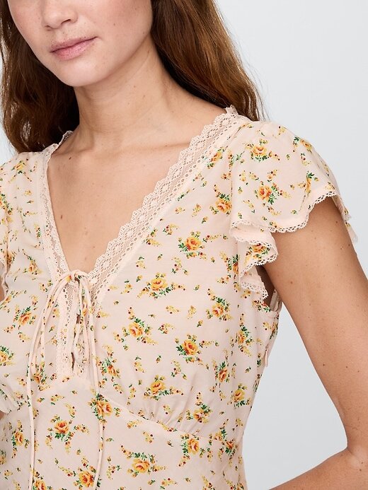 Top mit Spitzenbesatz und Blumenmuster Top mit Spitzenbesatz und Blumenmuster