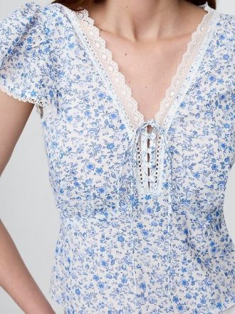 Top mit Spitzenbesatz und Blumenmuster