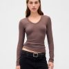Transparentes, modernes Ripp-T-Shirt Transparentes, modernes Ripp-T-Shirt