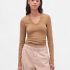 Transparentes, modernes Ripp-T-Shirt Transparentes, modernes Ripp-T-Shirt
