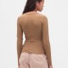 Transparentes, modernes Ripp-T-Shirt Transparentes, modernes Ripp-T-Shirt