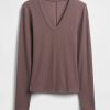 Transparentes, modernes Ripp-T-Shirt Transparentes, modernes Ripp-T-Shirt