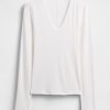 Transparentes, modernes Ripp-T-Shirt Transparentes, modernes Ripp-T-Shirt