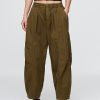 Twill-Fasshose mit mittelhohem Bund Twill-Fasshose mit mittelhohem Bund