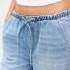 Ultraweiche, lockere Jeans im 90er-Stil mit niedriger Leibhöhe