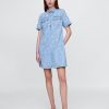 Ultraweiches Mini-Popover-Kleid aus geblümtem Denim Ultraweiches Mini-Popover-Kleid aus geblümtem Denim