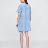 Ultraweiches Mini-Popover-Kleid aus geblümtem Denim Ultraweiches Mini-Popover-Kleid aus geblümtem Denim