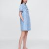 Ultraweiches Mini-Popover-Kleid aus geblümtem Denim Ultraweiches Mini-Popover-Kleid aus geblümtem Denim