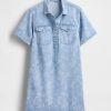 Ultraweiches Mini-Popover-Kleid aus geblümtem Denim Ultraweiches Mini-Popover-Kleid aus geblümtem Denim
