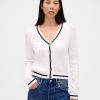 Zopfmuster-Cardigan aus 100 % Baumwolle Zopfmuster-Cardigan aus 100 % Baumwolle